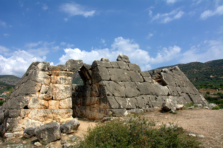 Для постройки пирамид Арголид использовались фрагменты еще более древних сооружений.