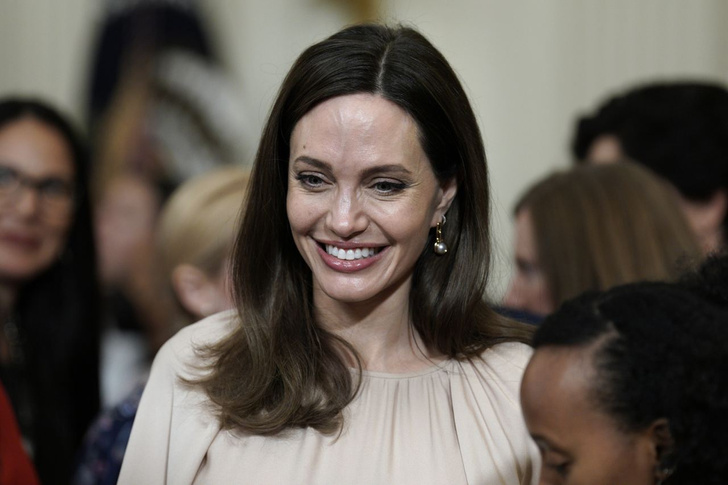Платье за 529 тысяч рублей не смогло отвлечь внимание от морщин Анджелины Джоли