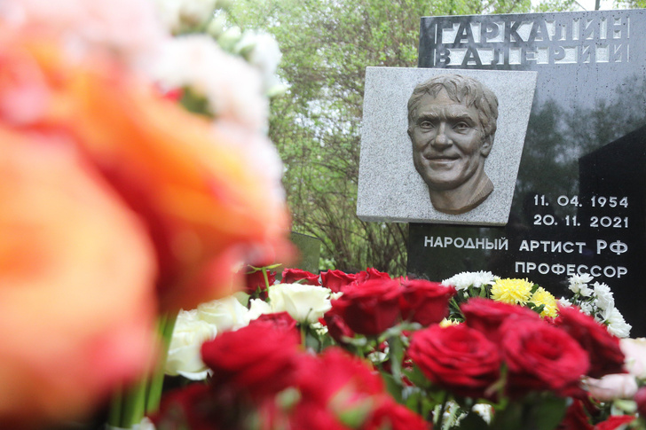 Алентова, Меньшова и Прокофьева открыли памятник Валерию Гаркалину на Миусском кладбище
