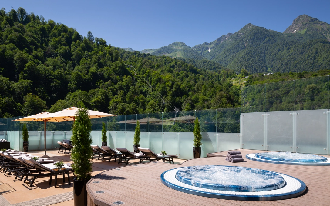 Терраса с джакузи в отеле Radisson Hotel, Rosa Khutor — лучшее место отдыха после горных прогулок. | Источник: radissonhotels.com