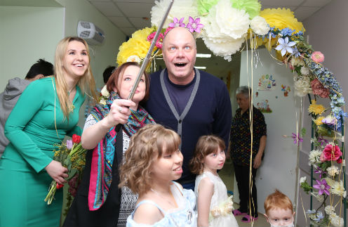 Алексей Кортнев поздравил детей в больнице