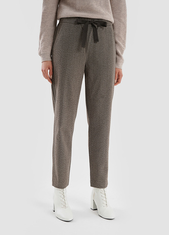 Трикотажные брюки, которые не стыдно надеть в офис: 5 модных вариантов