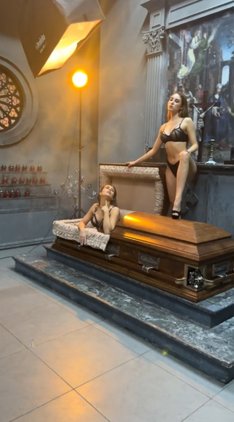 «А не кощунство ли это?»: реклама 18+ от похоронного бюро с обнаженными моделями возмутила россиян