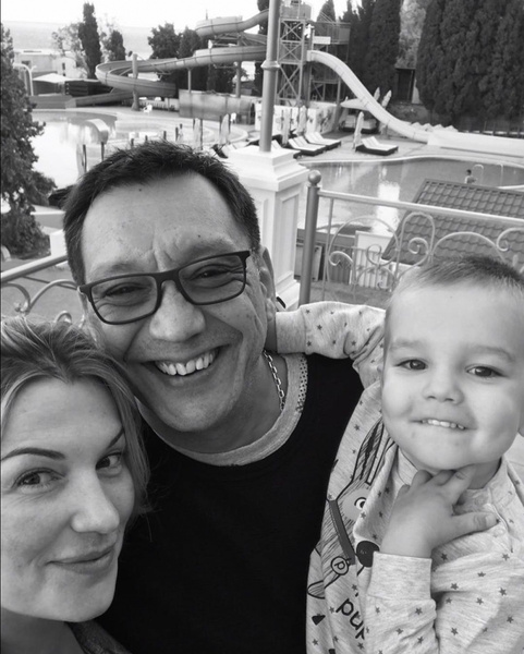 Егор Кончаловский опубликовал редкое фото с женой и 2-летним сыном