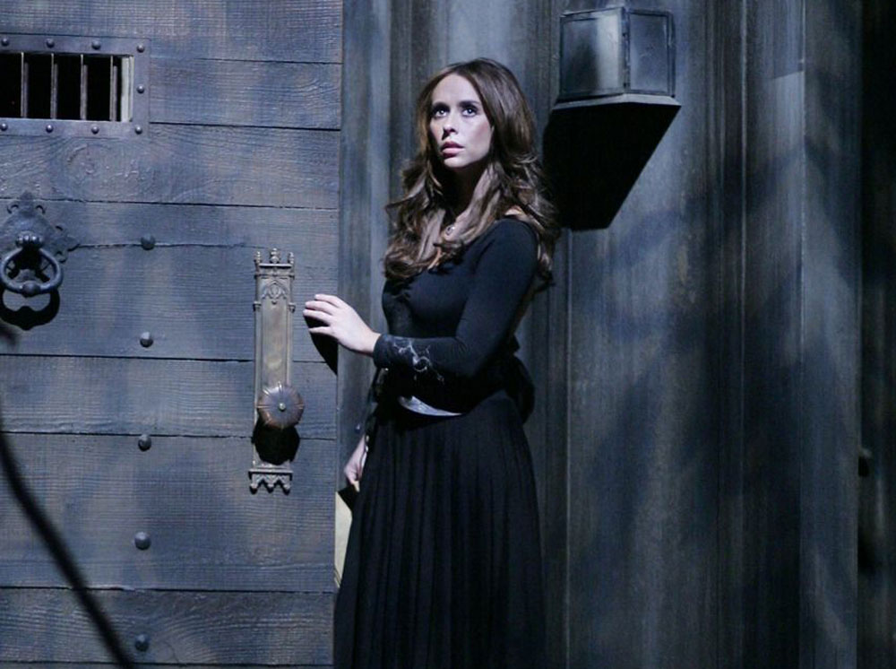 Кадр из сериала «Говорящая с призраками» | marieclaire.ru