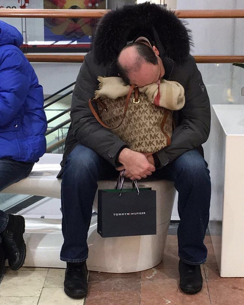 Инстаграм (запрещенная в России экстремистская организация) дня: Что делают мужчины, пока ждут своих жен в магазинах