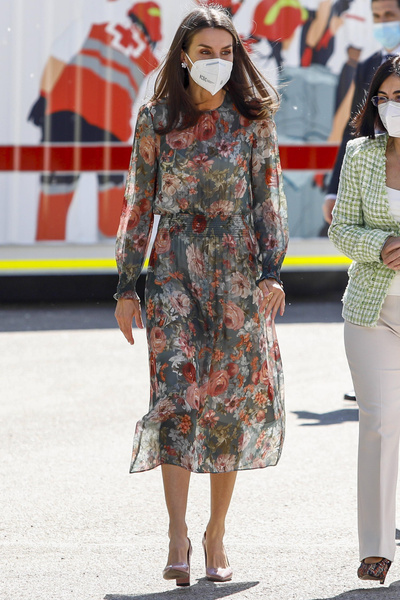 Королева Испании показала, как носить прозрачное платье и не выглядеть вульгарно