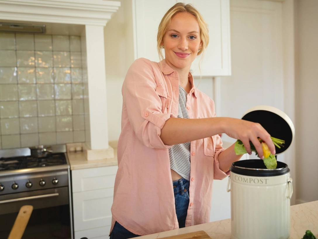 Не тратьте на них деньги: эти 20 продуктов вы выбрасываете чаще всего — проверьте свой холодильник | marieclaire.ru