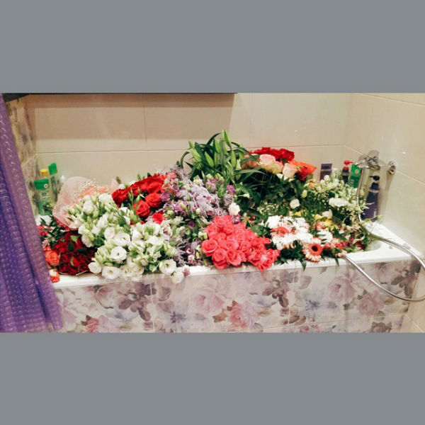 Анита Цой еще не решила, как будет хранить цветы, для которых не нашлось ваз