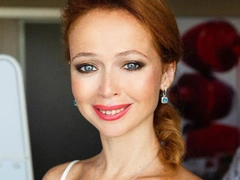 43-летняя Елена Захарова в бикини продемонстрировала подтянутую фигуру и упругий пресс