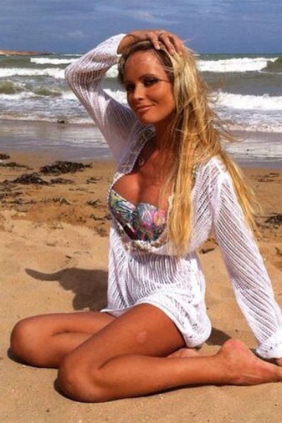 Голая Jenny на пляже раскрывает большие сиськи - фото #10