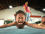 Пытка или обучение? Из китайских детей «выбивают» рекорды