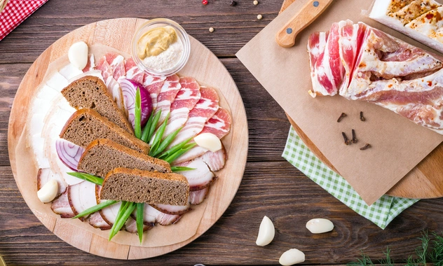 Диетолог Сираева рассказала, кому нельзя есть сало