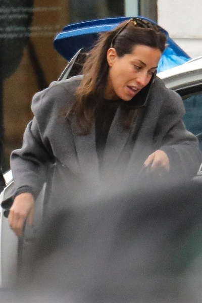 «Джоли в ярости»: Девушка Брэда Питта — Инес Де Рамон — гуляет в сером пальто, поражая своей красотой