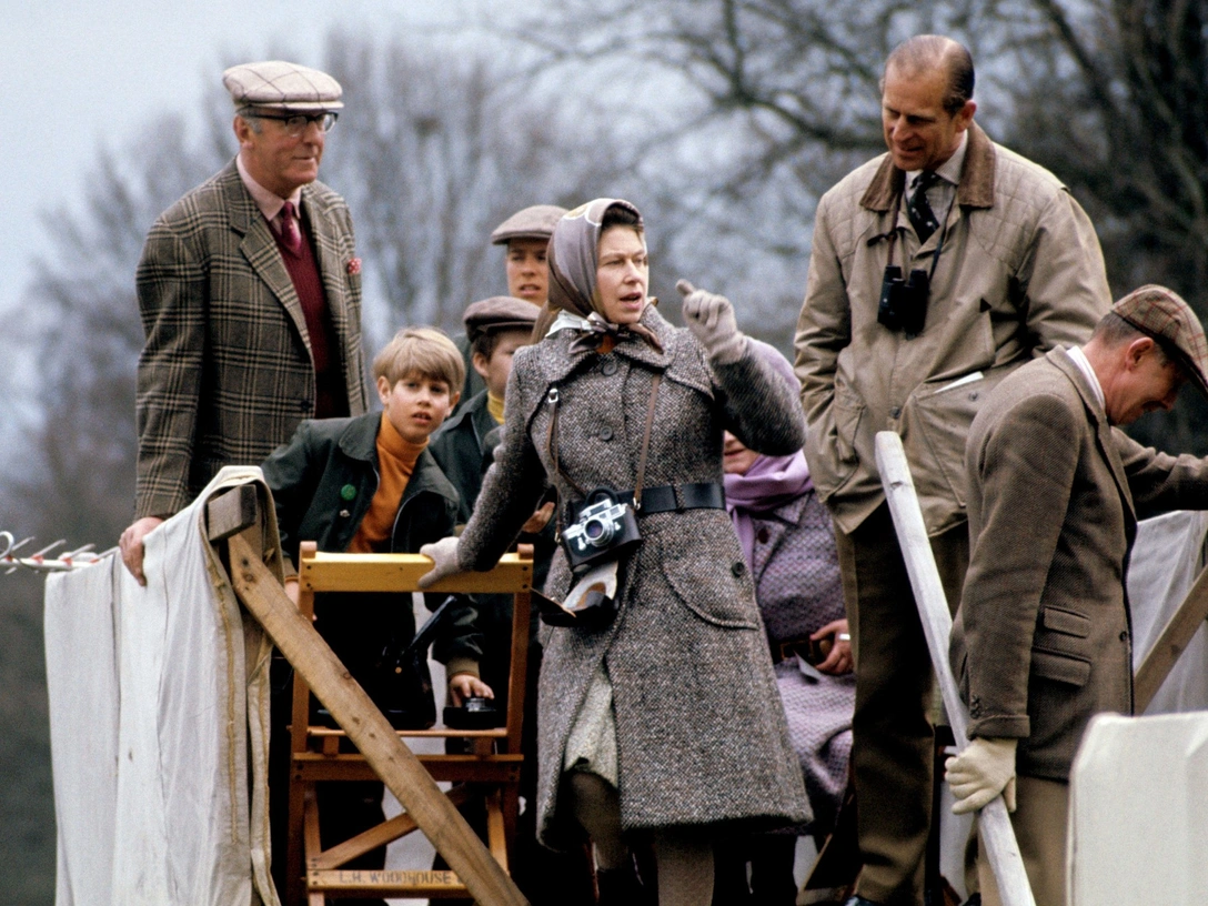 Герцог Бофорт, принц Эдdард, виконт Линли, Елизавета II и герцог Эдинбургский наблюдают за бегом по пересеченной местности на соревнованиях Badminton Horse Trials, 4 января 1973 | marieclaire.ru