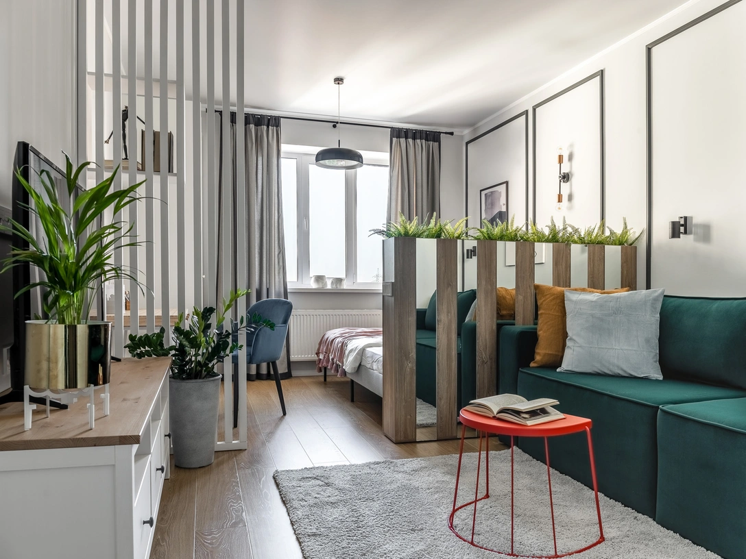 Ламинат, Quick Step. Стены покрыты краской, San Marco. Трековые светильники, Crystal Lux. Подвесной светильник, Nowodvorski. Приставной столик, ТВ-тумба и ковер, все — ИКЕА. | Источник: Роман Спиридонов