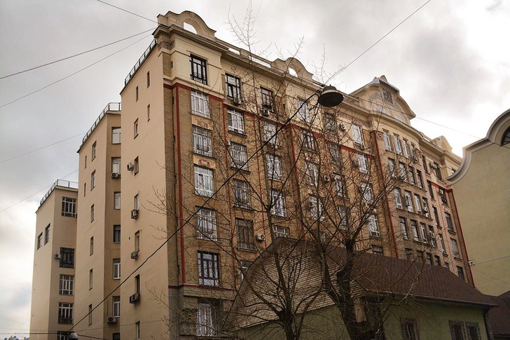 «Дом холостяков» на 1000 квартир — необычная история здания в центре Москвы
