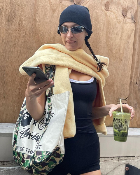 Тонкие косички и крупные резинки — идеальная прическа под шапку от Беллы Хадид