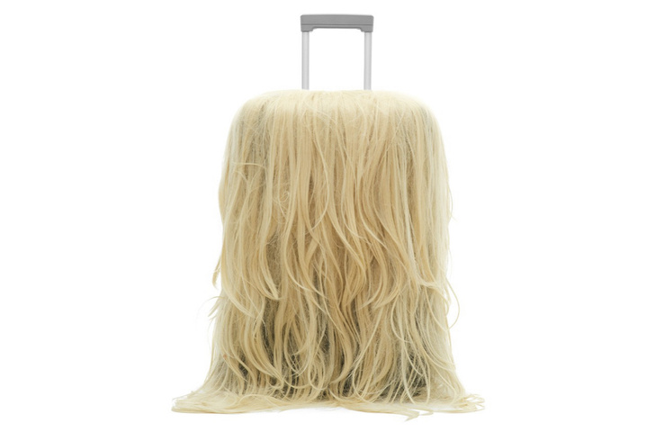 Крупным планом: чемодан Rimowa, неожиданно декорированный париками