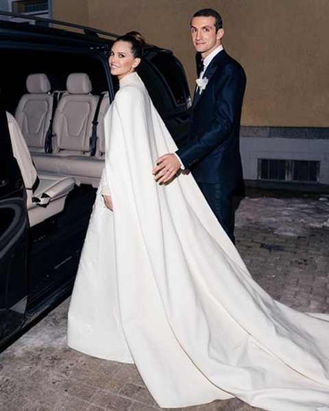 Платье-кейп и принцессы в гостях: как прошла свадьба Даши Жуковой и Ставроса Ниархоса