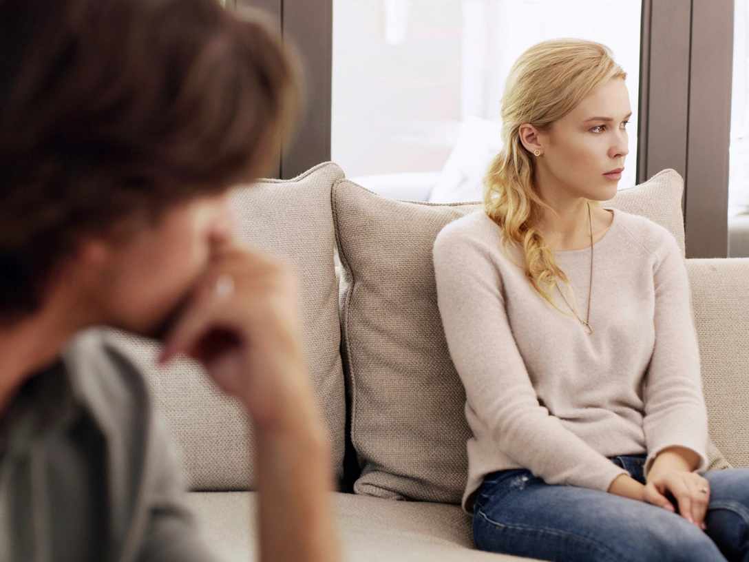 6 признаков финансового насилия в отношениях (и как от него защититься) | marieclaire.ru