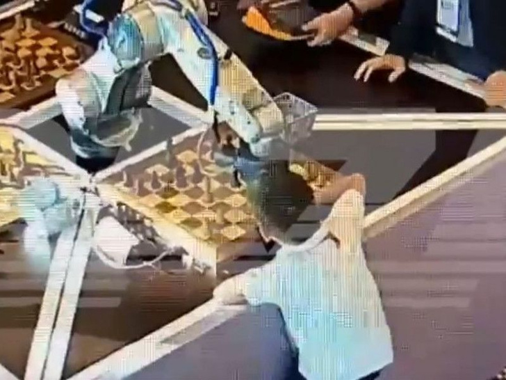 Робот сломал палец семилетнему шахматисту из Москвы