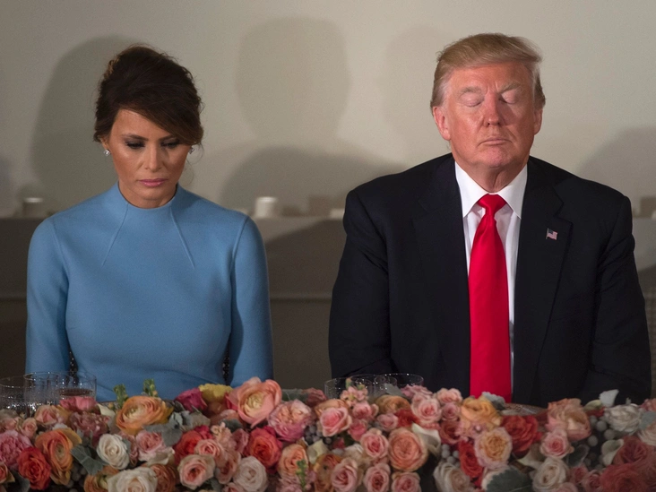 Мелания и Дональд Трамп молятся во время инаугурационного обеда в Капитолии США, 20 января 2017