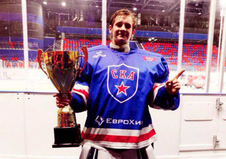 Старший сын Соколовых хорошо учился и делал успехи в хоккее