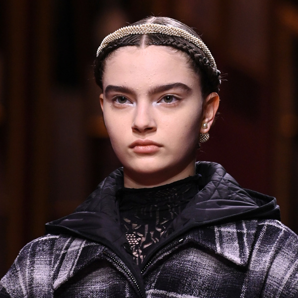 Серебряные тени в уголке глаза — самый блестящий бьюти-тренд от Dior с Недели моды в Париже
