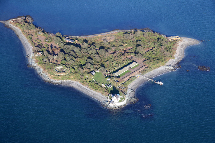 Особняк расположен на небольшом острове
