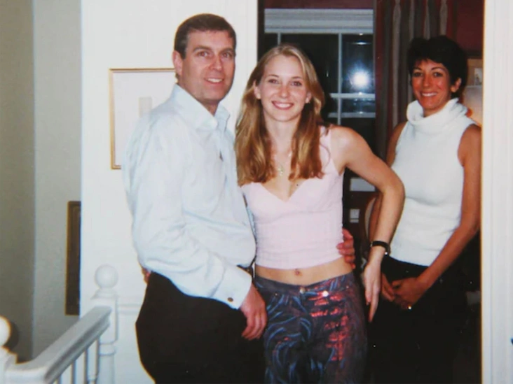 Принц Эндрю, Вирджиния Джуффре и Гислен Максвелл (предположительно 2001 г.)