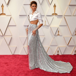 Серебряная юбка со шлейфом и атласный топ: блестящий образ Зендаи на премии «Оскар 2022»