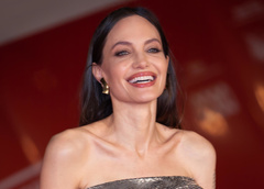 Недовольная и осунувшаяся: Джоли засняли без грима