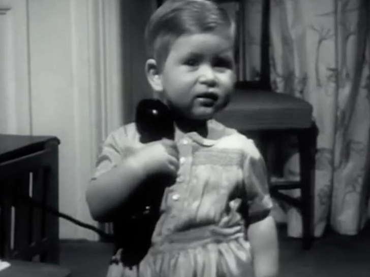 До слез: в Сети обсуждают самое милое видео с маленьким принцем Чарльзом, который скучает по маме