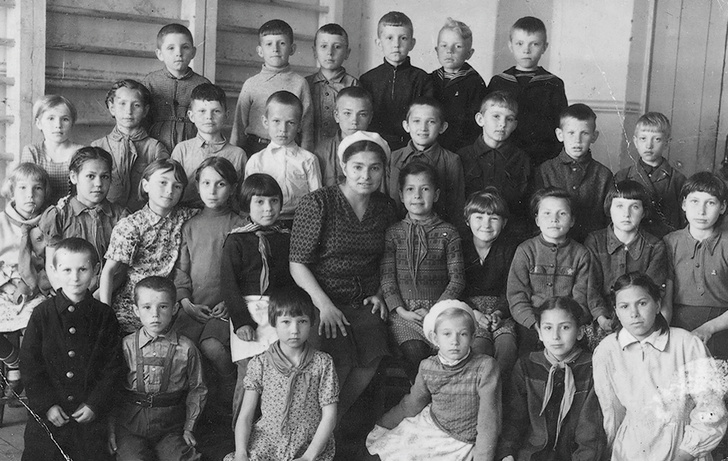 Второй класс школы № 24 с любимой учительницей (в центре), 1945 год