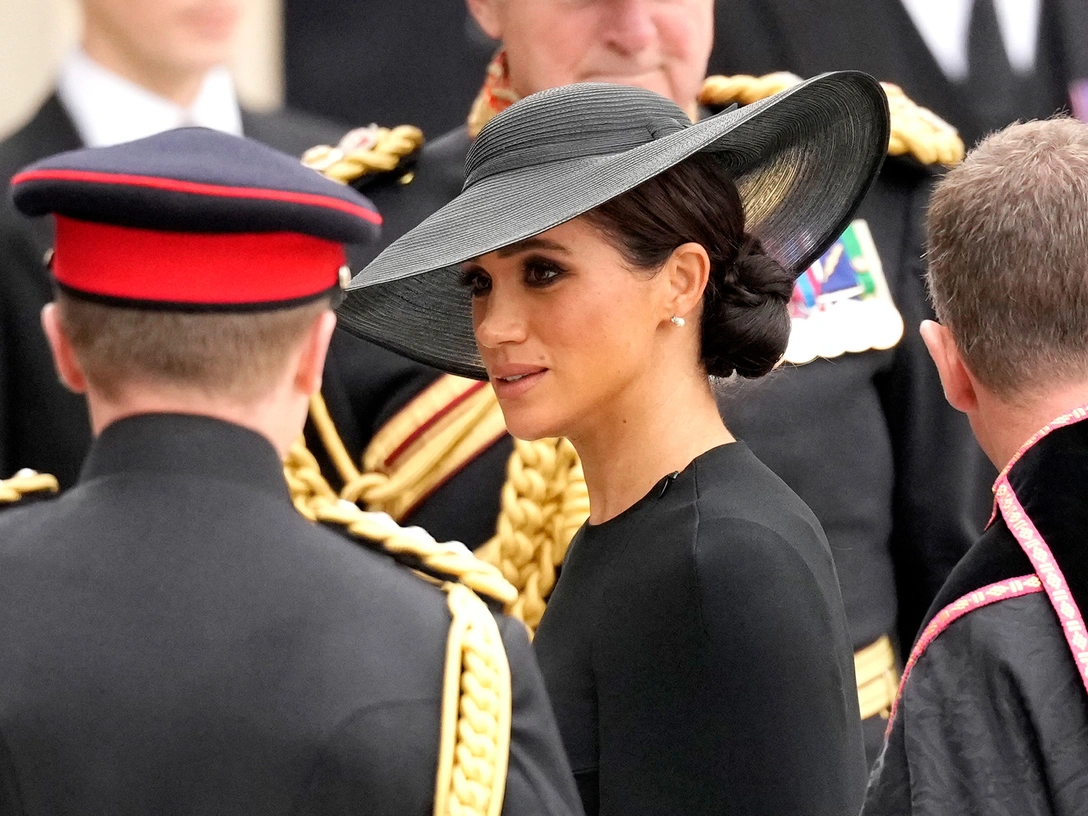 Зреет новый скандал: Меган Маркл все-таки появилась на похоронах Елизаветы II — и стала очередным ударом для Виндзоров | marieclaire.ru