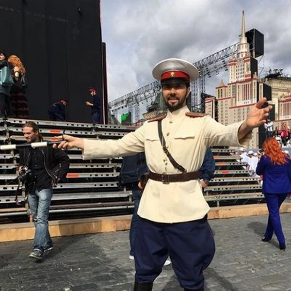 Денис Клявер хорошо вжился в образ милиционера | Источник: "Инстаграм" (запрещенная в России экстремистская организация)