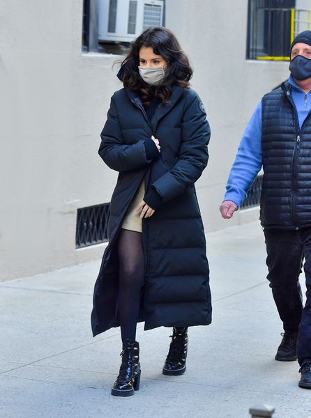 Зима в Нью-Йорке: Селена Гомес мило и элегантно утеплилась