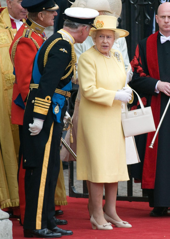 Причуды королей: зачем Елизавета II всегда носила с собой вторую пару перчаток