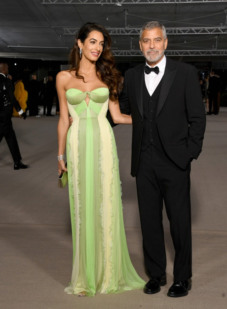 Фисташковое пралине: Амаль Клуни в корсетном платье Del Core