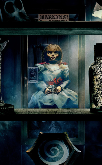Викторию Бекхэм в платье за 150 000 сравнили с жуткой куклой из «Проклятия Аннабель»