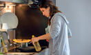 Чего нельзя делать ни в коем случае, если обжег руку на кухне, — 6 советов клиники Mейо