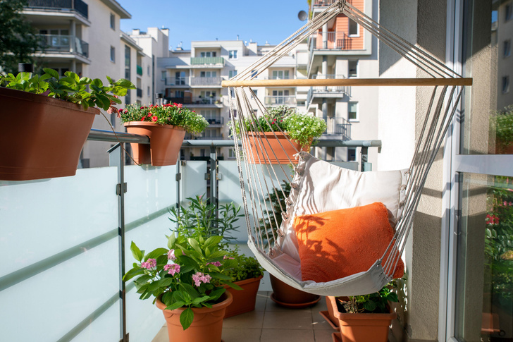 Как без особых усилий сделать из балкона зону для летнего отдыха: 20 фото