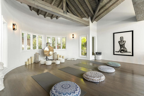 Ближе к Голливуду: Селена Гомес купила роскошный особняк за 4,9 миллиона долларов