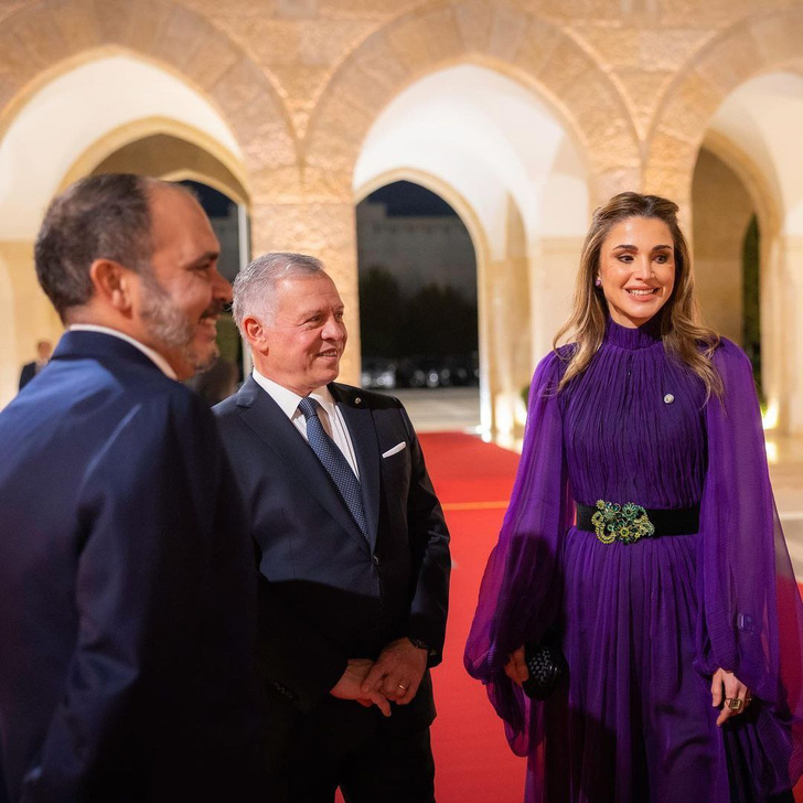 Восточная фиалка: королева Рания в пурпурном платье плиссе стоимостью 7,000 долларов на званом обеде