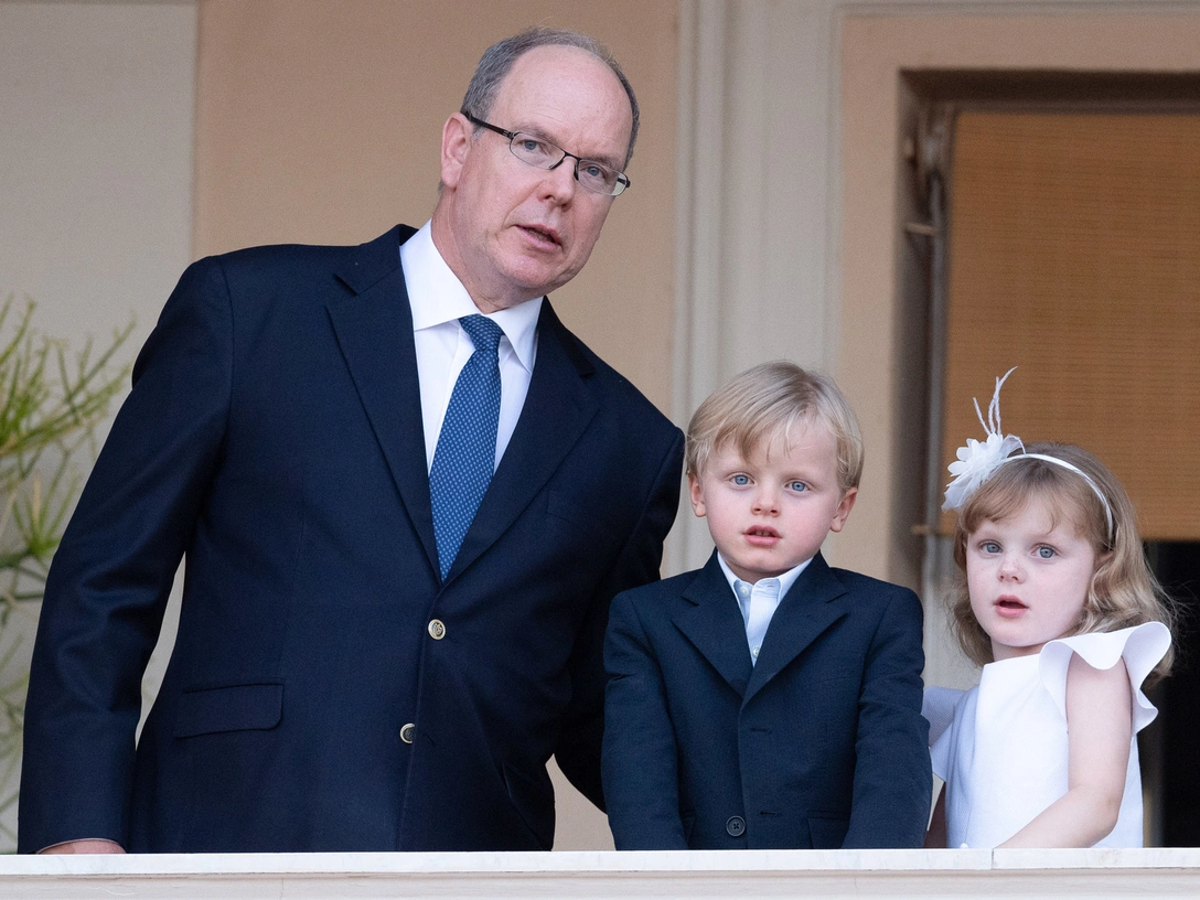 Альбер II вместе с сыном и дочерью на балконе княжеского дворца, 23 июня 2020 | marieclaire.ru