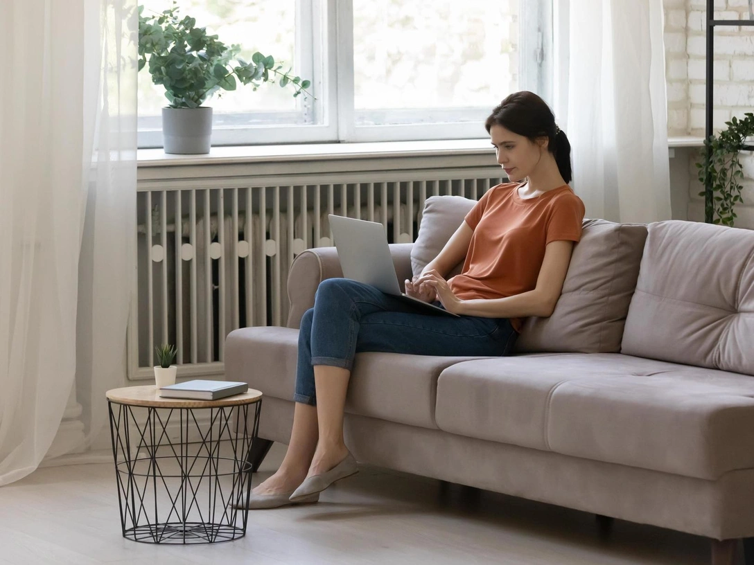 Почему вредно сидеть со скрещенными ногами — мнение врачей | marieclaire.ru