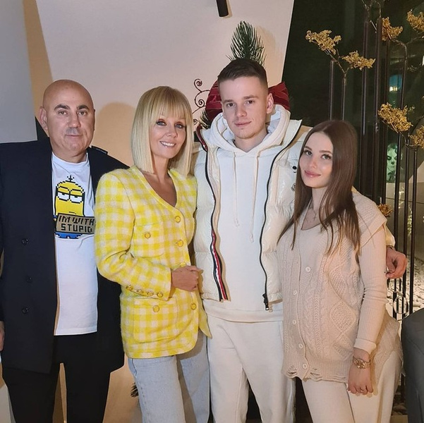 <p>Арсений Шульгин с супругой, Валерия и Иосиф Пригожин</p>