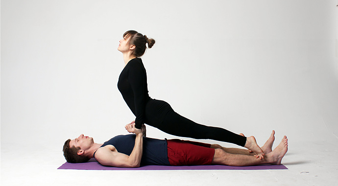 Йога с партнером: 10 асан, чтобы наладить отношения и пробудить чувства