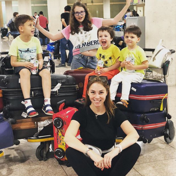 Полина прилетела с детьми в Испанию | Источник: Инстаграм (запрещенная в России экстремистская организация)